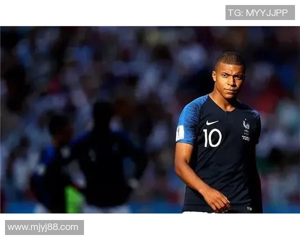 球星足球短裤设计与舒适性探讨如何提升运动表现与视觉效果 球星足球短裤设计与舒适性探讨如何提升运动表现与视觉效果