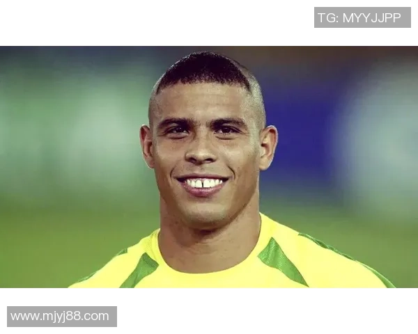 足球巨星们的灿烂笑容背后的故事与力量,揭秘他们赛场之外的动人一面 足球巨星们的灿烂笑容背后的故事与力量,揭秘他们赛场之外的动人一面